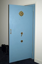 <p>De kluisdeur in het voormalige kantoor van de de N.V. G.J. Krol & Co kunstmesthandel, ter hoogte van de achtergevel van het achterhuis. </p>
